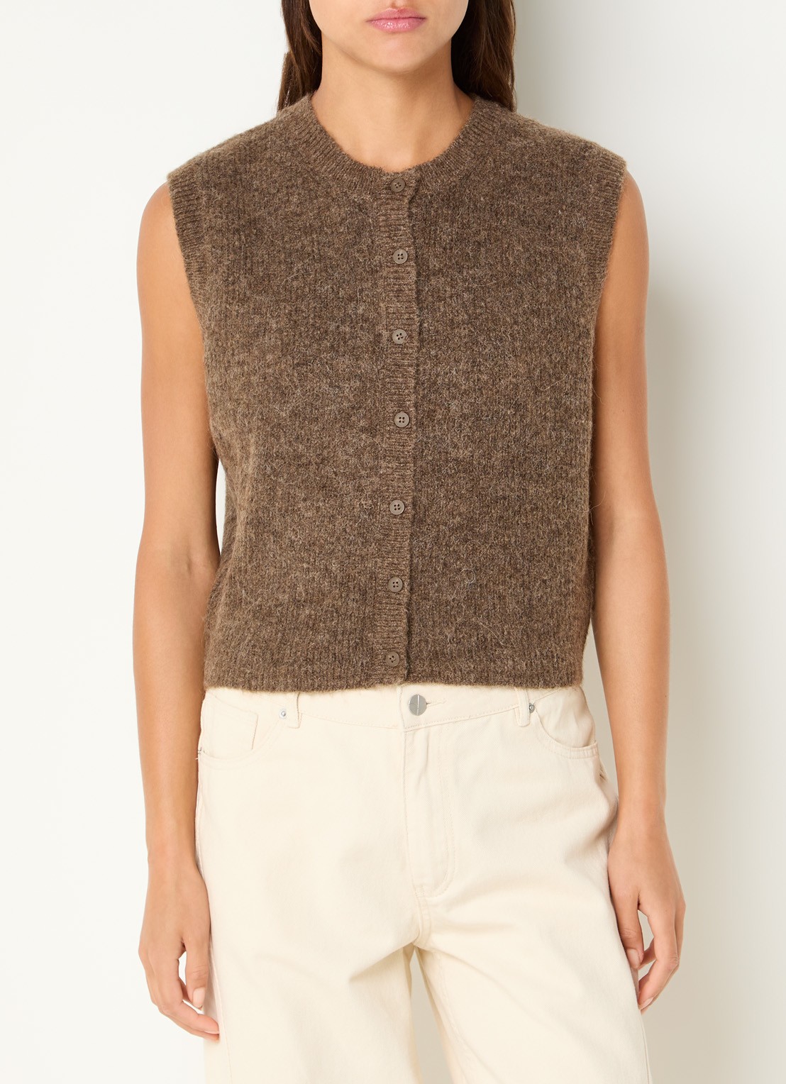 Selected Lulu fijngebreid gilet in wolblend met ronde hals - detail 3 lichtbruin