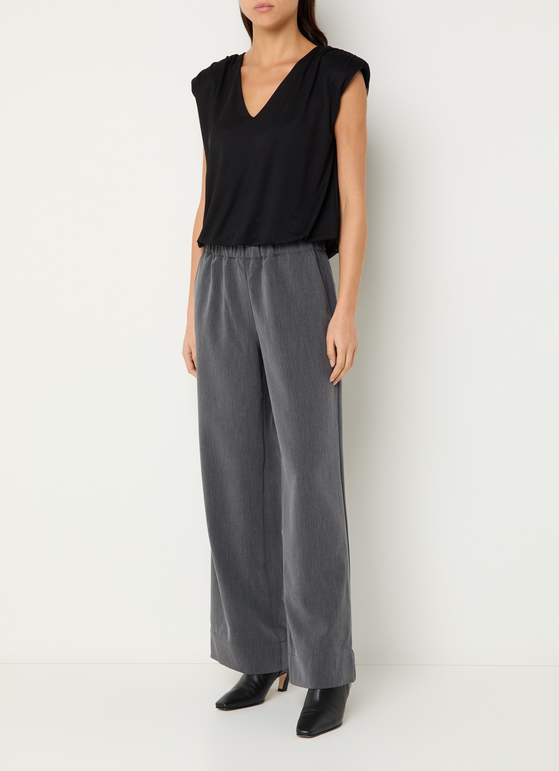 Selected Mira mouwloze top met schoudervulling - voorkant 4 zwart