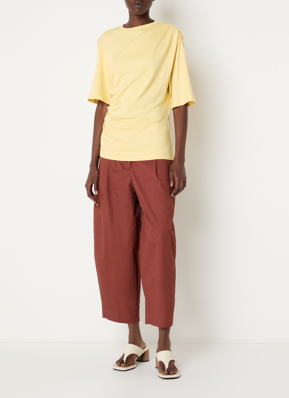 Selected Oline T-shirt met plooidetail en asymmetrische zoom - voorkant 3 lichtgeel