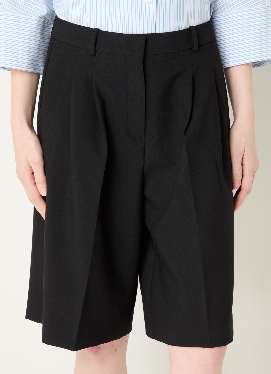 Selected Rita high waist wide fit korte pantalon met steekzakken - detail zwart