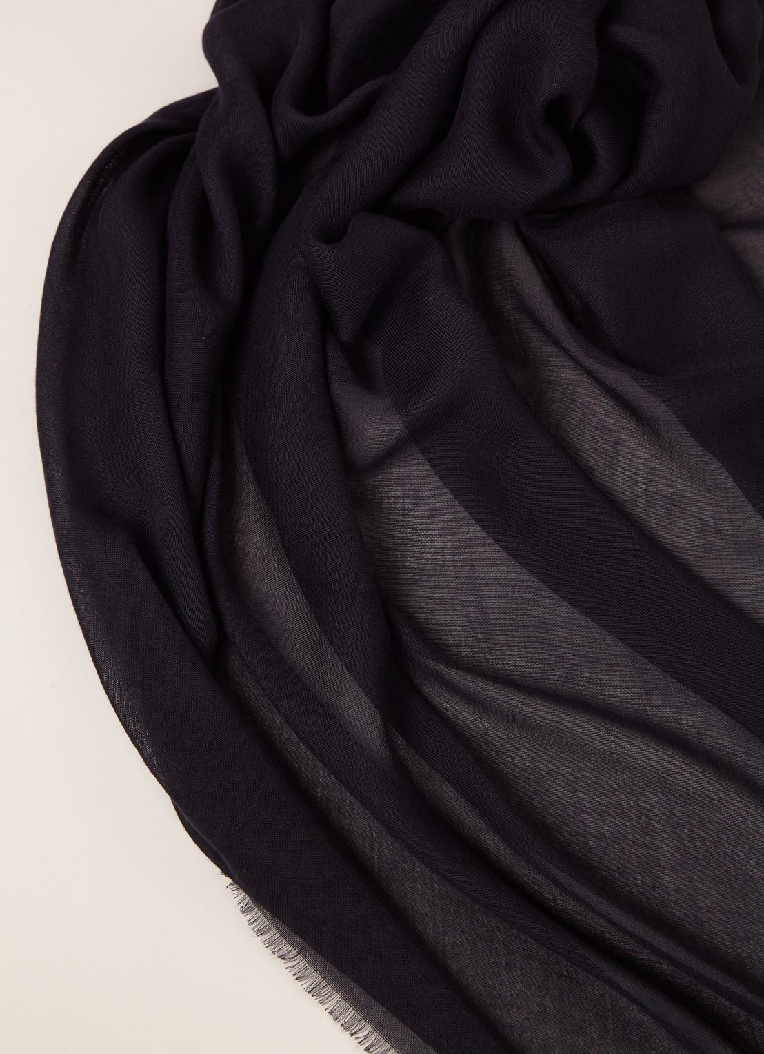 Semi-transparante sjaal 140 x 140 cm - detail donkerblauw