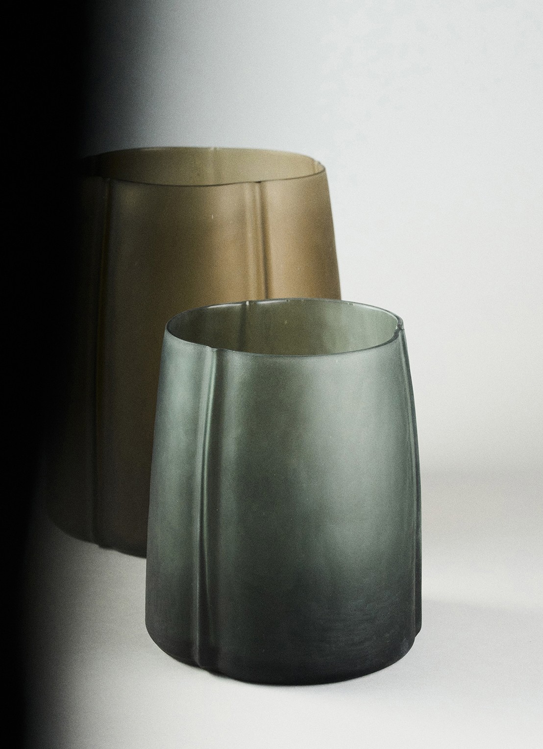 Serax  01 Gevormde vaas van mondgeblazen glas 20 cm  - voorkant 4 antraciet