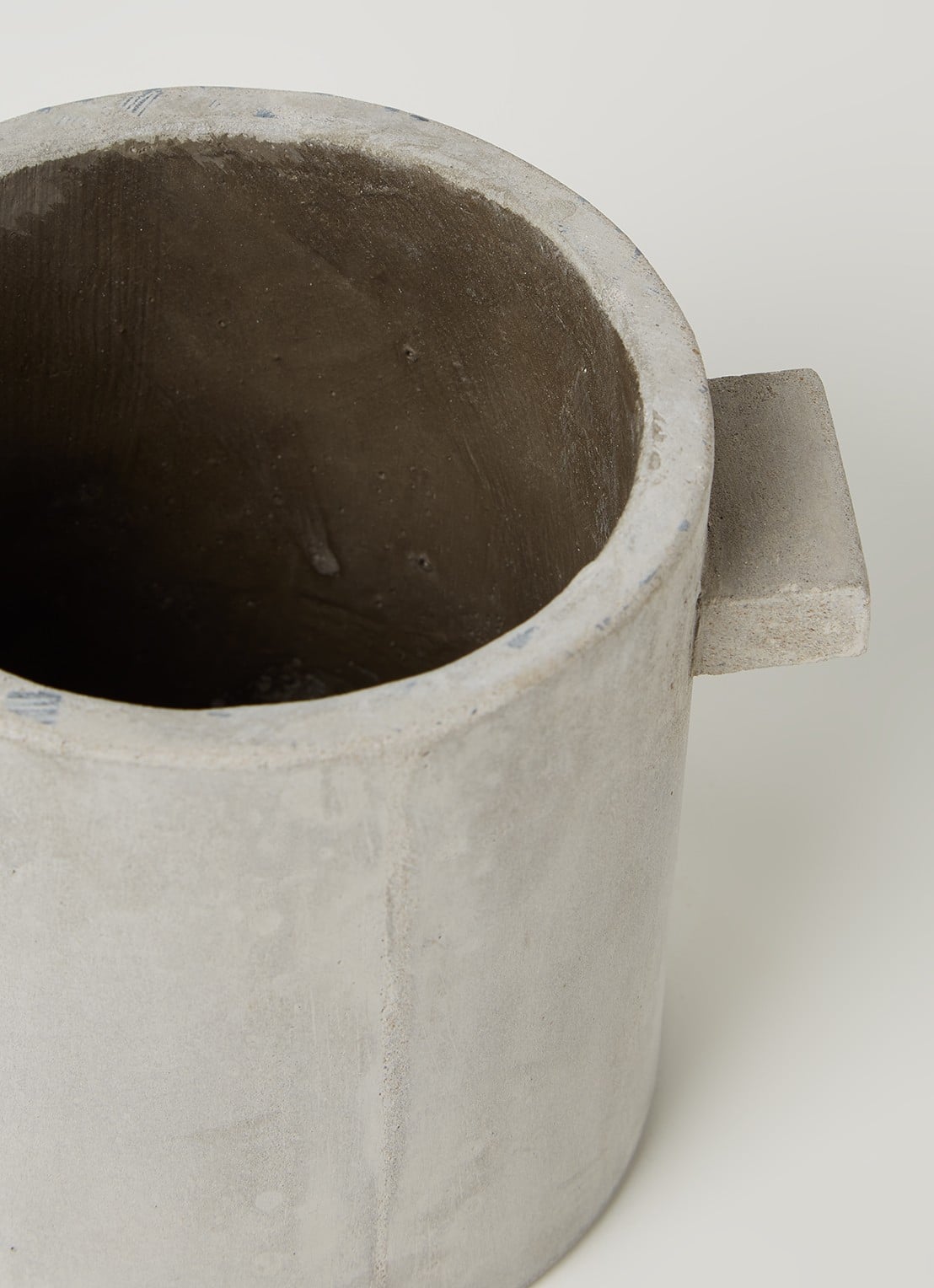 Serax Beton sierpot van aardewerk voor binnen Ø13 cm  - detail lichtgrijs