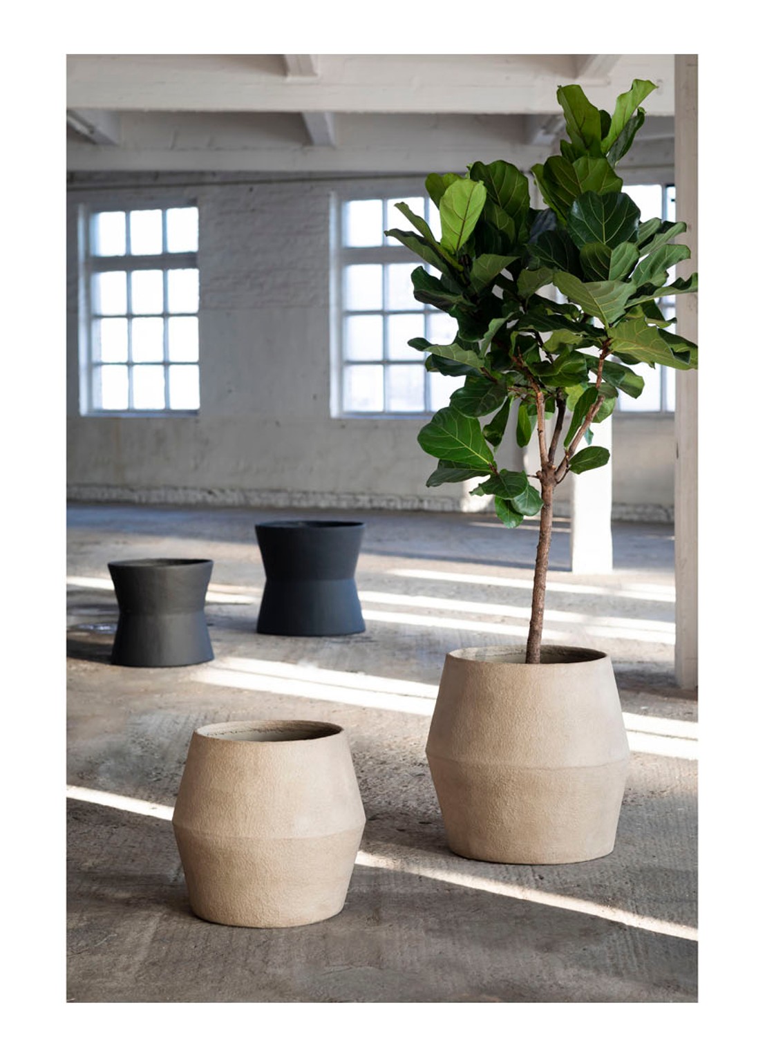 Serax Construct S plantenpot van papier maché voor binnen en buiten Ø50 cm - voorkant 3 zand