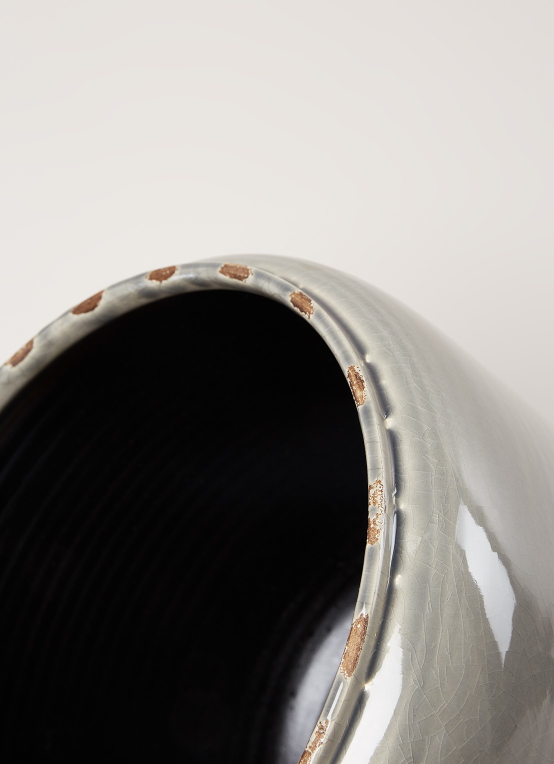 Serax Costa L bloempot van aardewerk voor binnen Ø25 cm - detail lichtgrijs