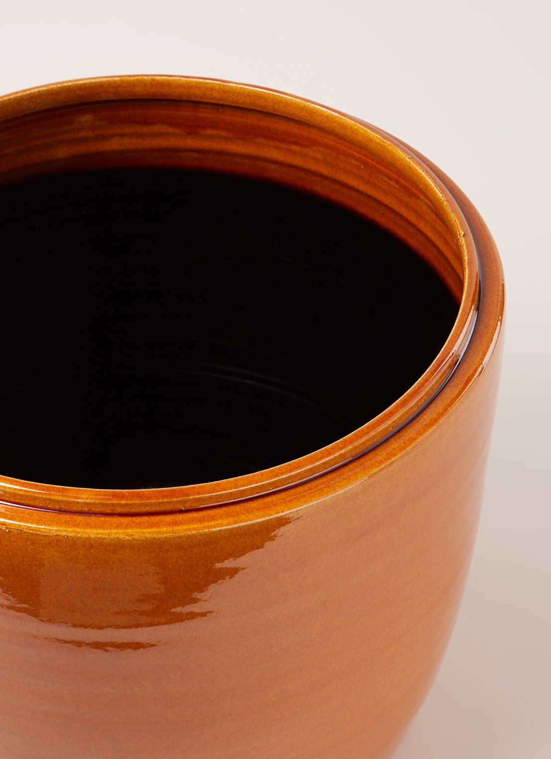 Serax Honey sierpot M van aardewerk voor binnen Ø33 cm  - detail donkeroranje