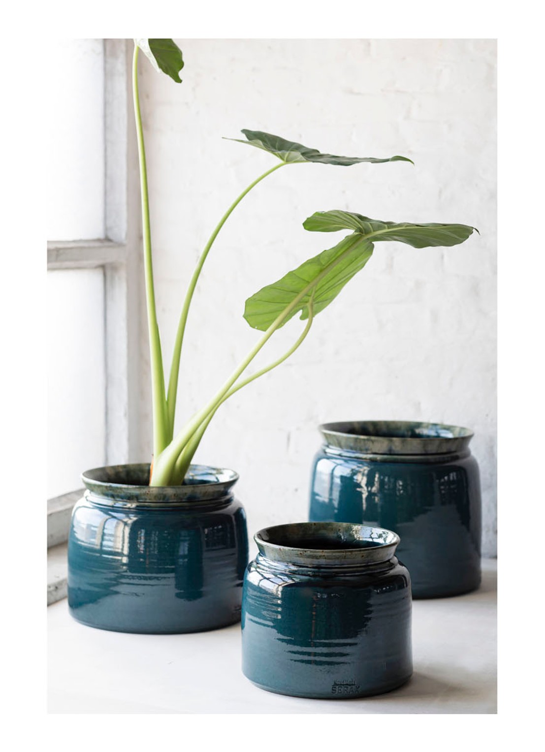 Serax Reactive Blue L bloempot van keramiek voor binnen Ø30 cm  - voorkant 2 donkerblauw