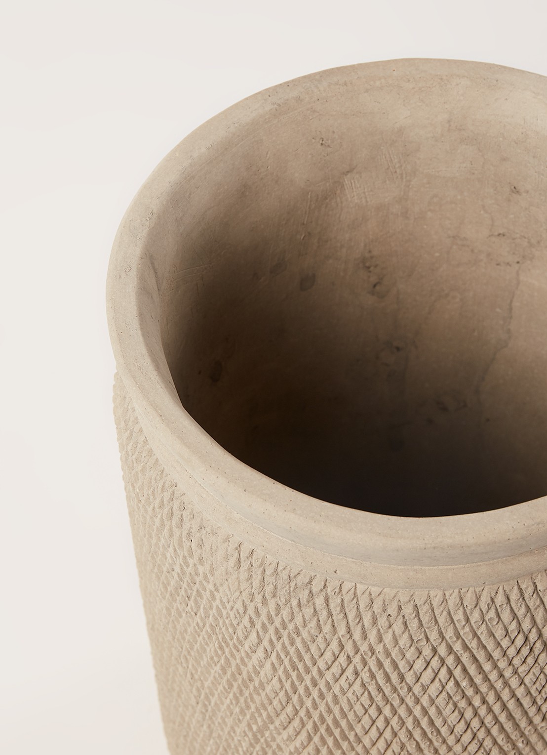 Serax Slang L bloempot van aardewerk voor binnen Ø 15 cm - detail 3 zand