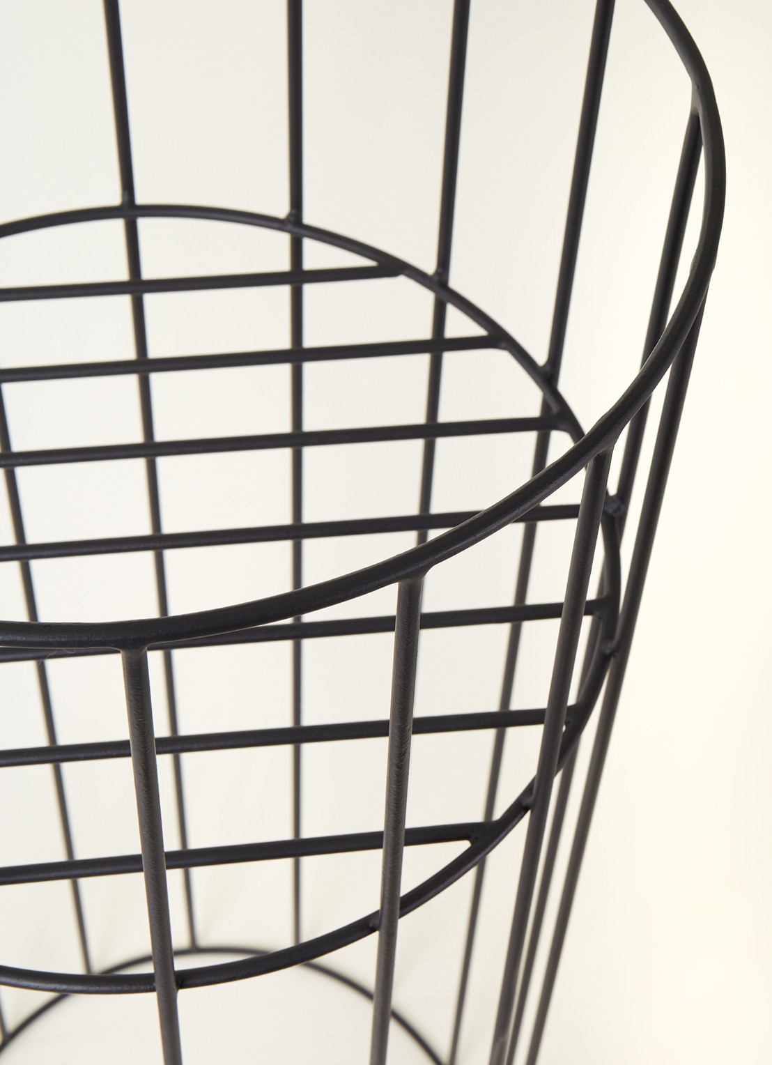Serax Vasaro plantenstandaard M van ijzer voor binnen Ø35 cm - detail 3 zwart
