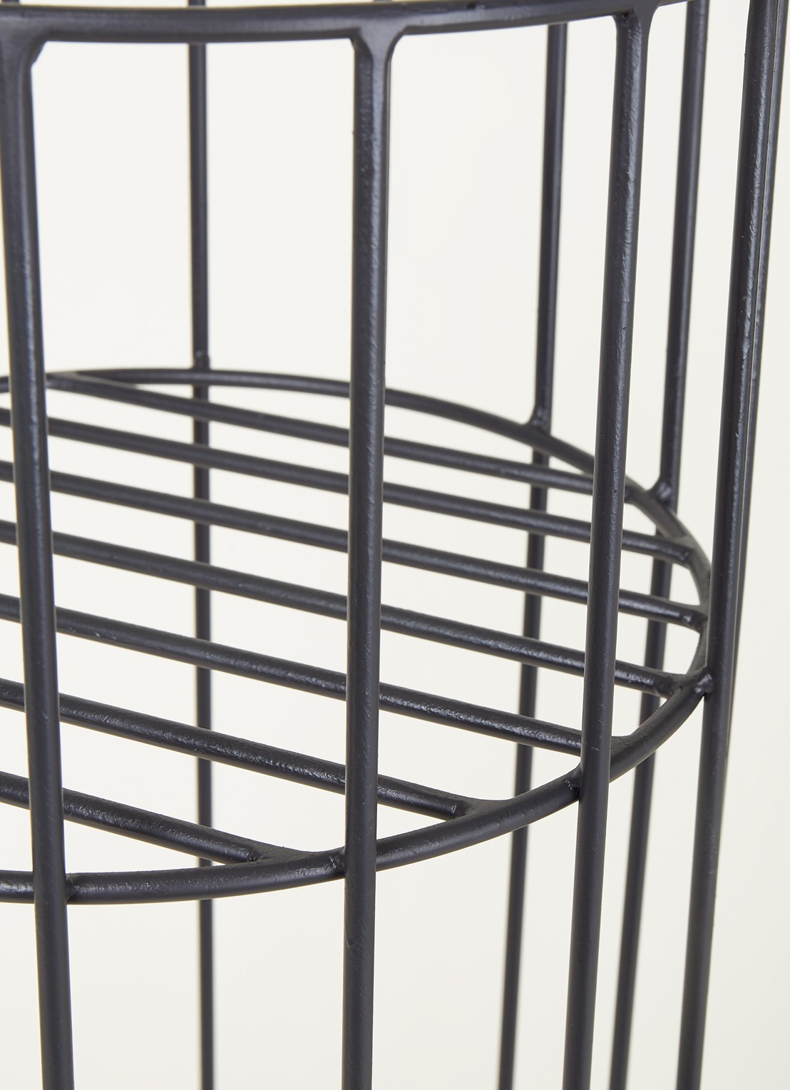 Serax Vasaro plantenstandaard van ijzer voor binnen Ø30 cm  - detail zwart