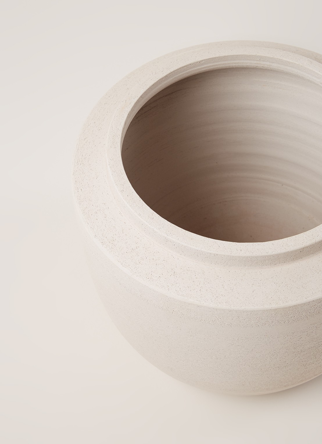 Serax Volumes bloempot van aardewerk voor binnen Ø 29 cm - detail 3 beige