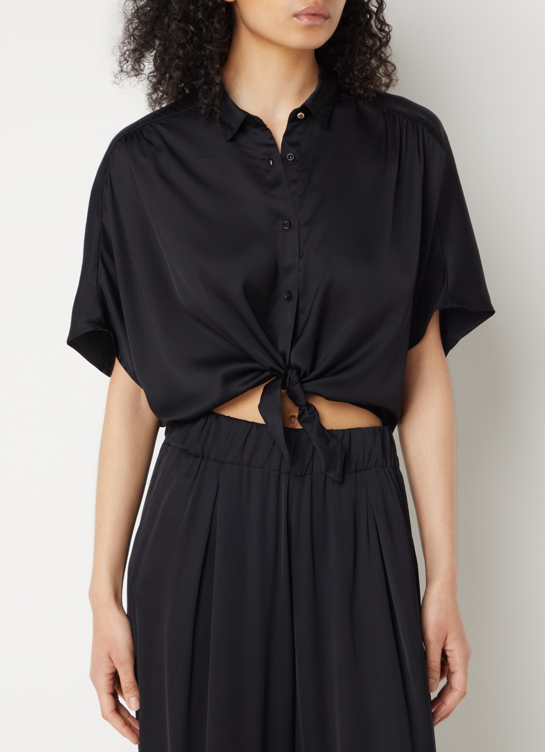 Sessùn Alfassa crop top van satijn met gestrikt detail - detail 4 zwart