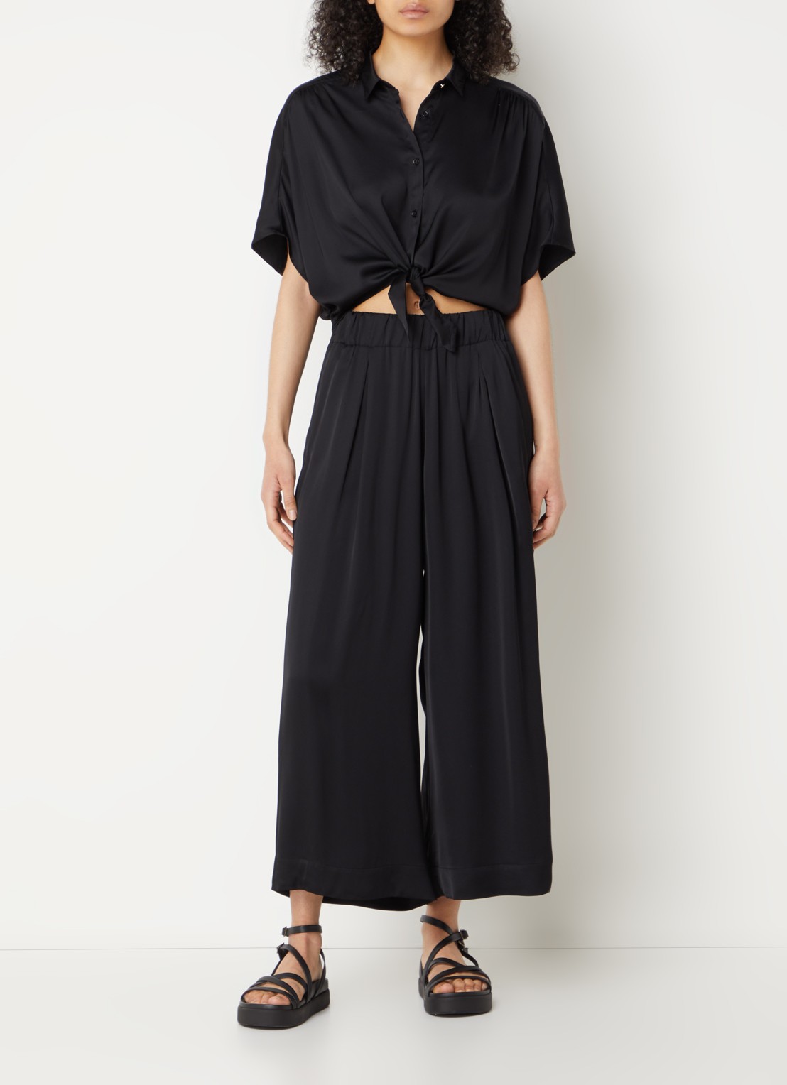 Sessùn Alfassa crop top van satijn met gestrikt detail - voorkant 3 zwart