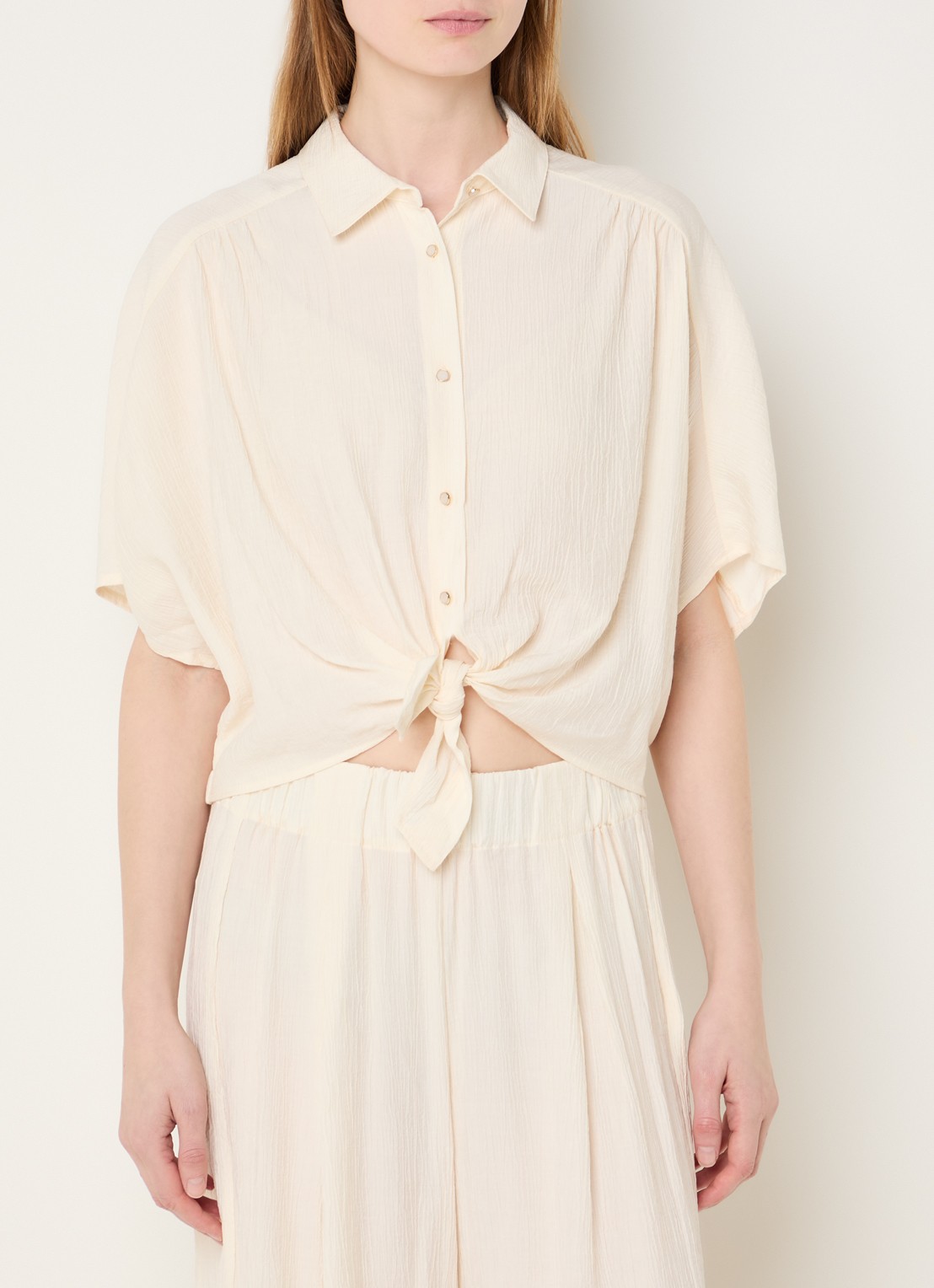 Sessùn Alfassa cropped blouse van  crêpe met geknoopt detail - detail creme