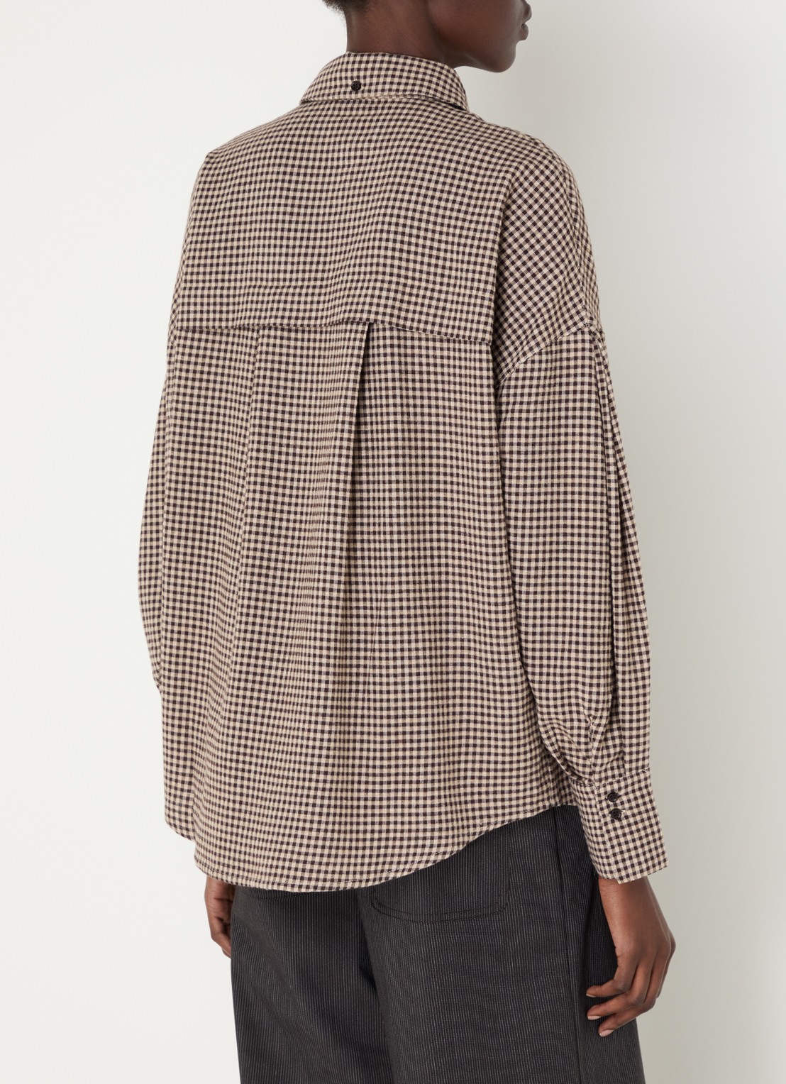 Sessùn Cecily blouse met rustdessin en opgestikte zakken - achterkant 2 bruin