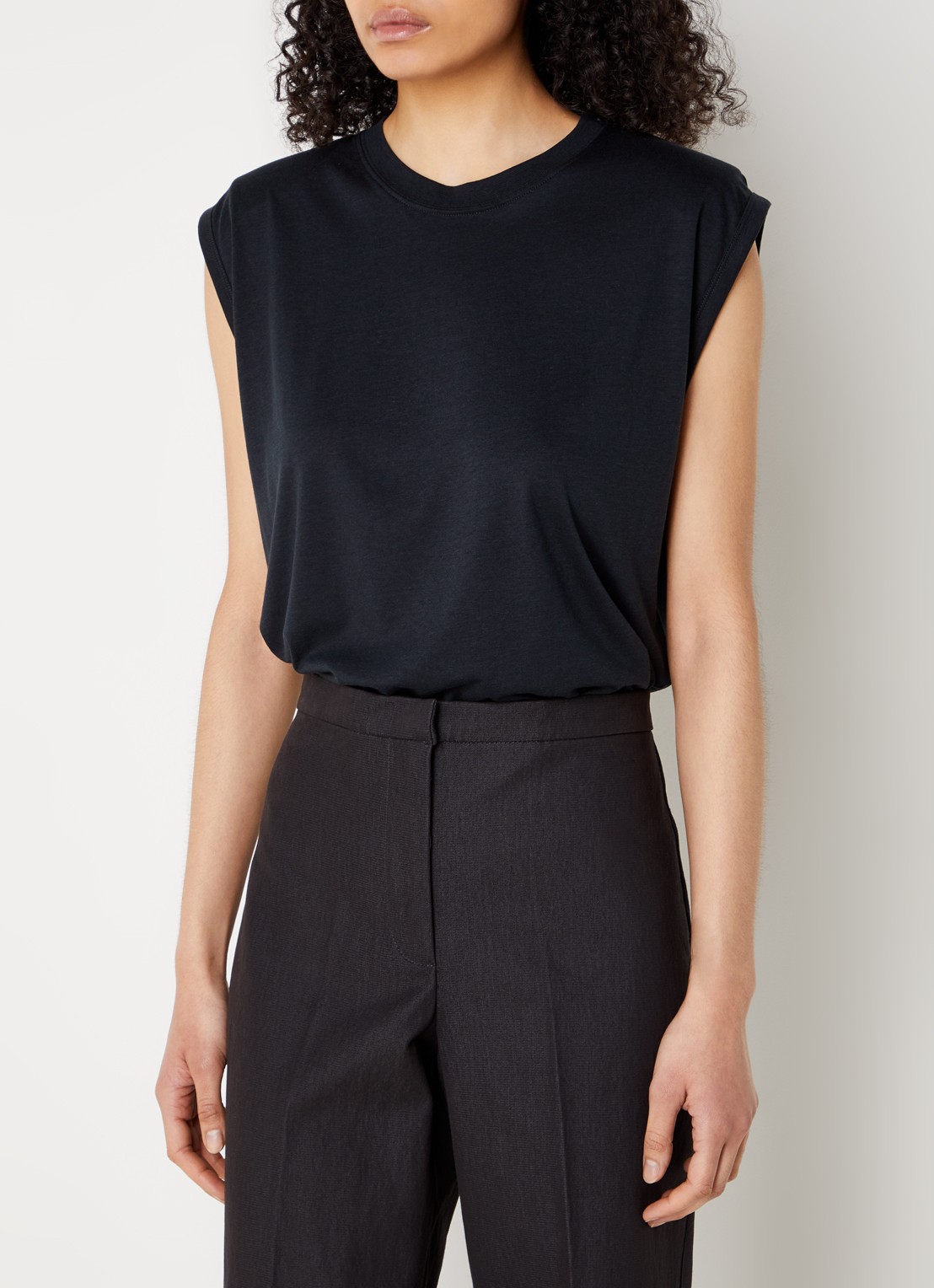 Sessùn Dee mouwloze top  met schoudervulling - detail 4 zwart