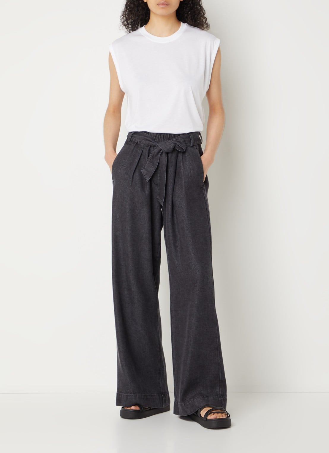 Sessùn Deedo mouwloze top  met stretch - voorkant 4 wit