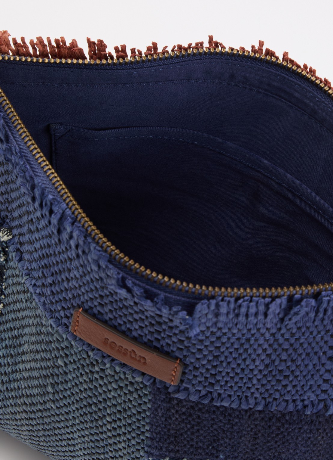 Sessùn Farawa Blue schoudertas van raffia met details van leer - detail denim