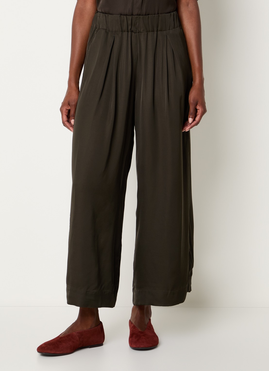 Sessùn Isla mid waist wide fit broek van satijn met steekzakken - detail 3 bronsgroen