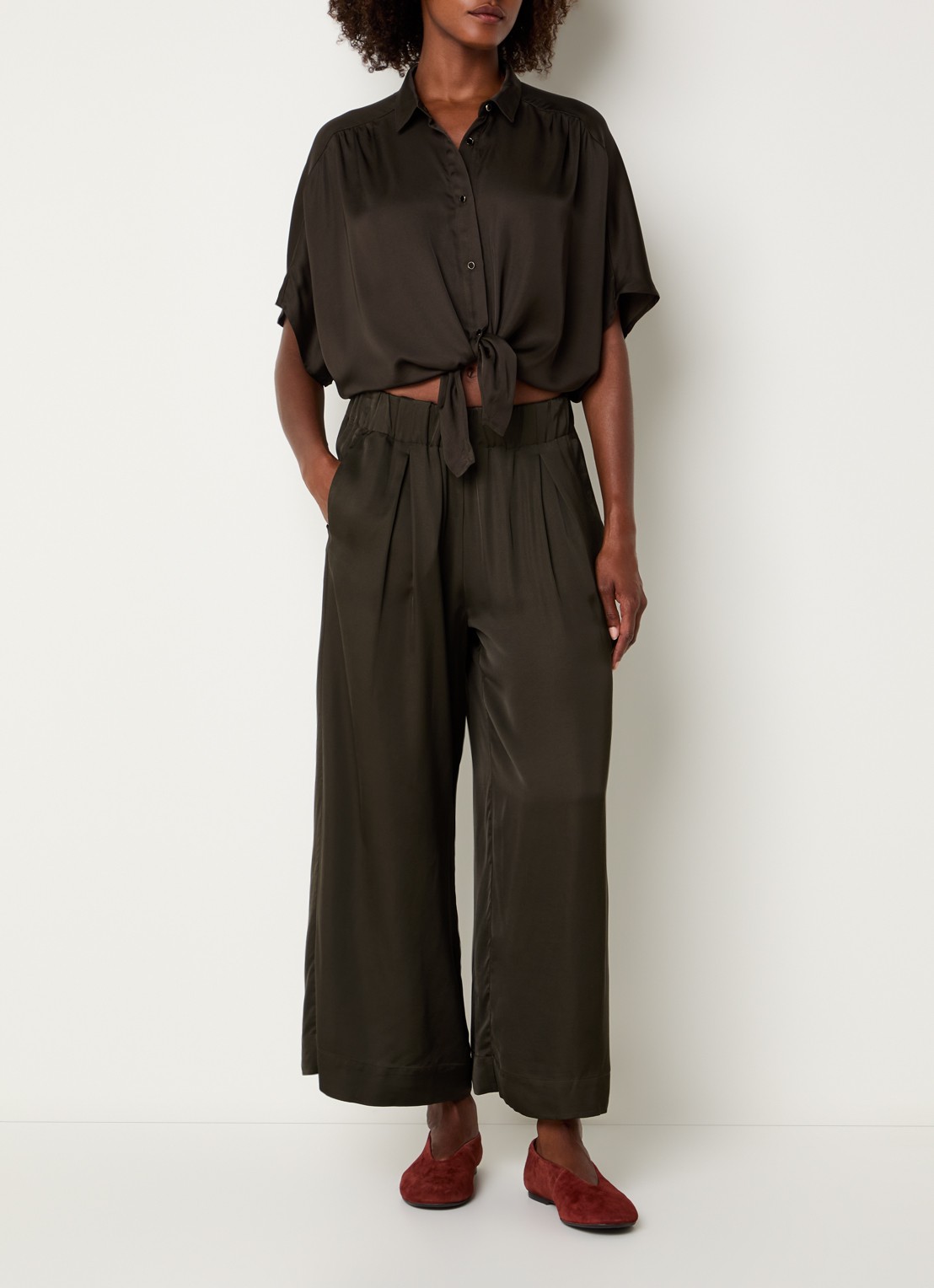Sessùn Isla mid waist wide fit broek van satijn met steekzakken - voorkant 2 bronsgroen