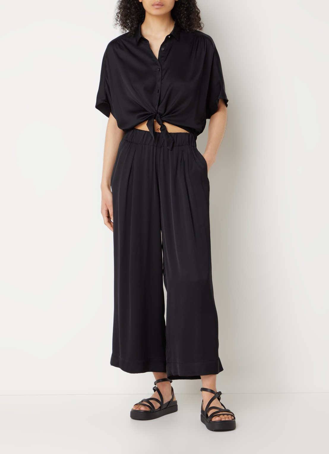 Sessùn Isla mid waist wide fit cropped broek van satijn - voorkant 3 zwart