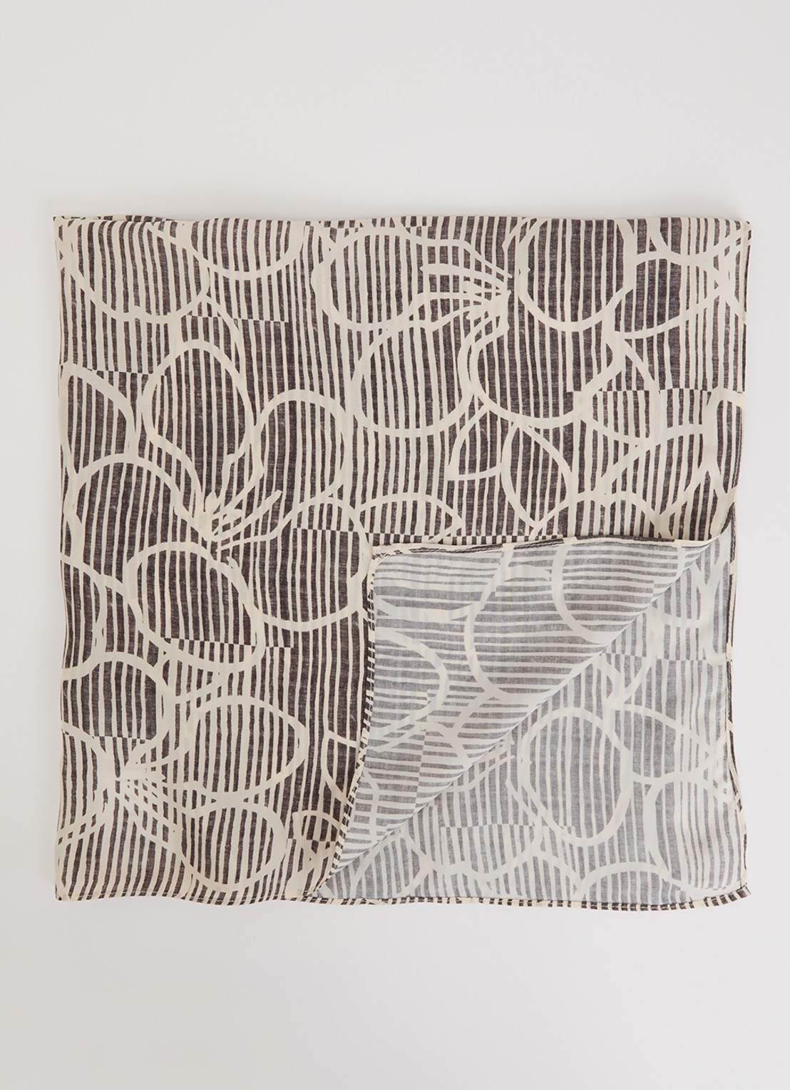 Sessùn Scarvi sjaal met print 60 x 60 cm - voorkant 3 bruin