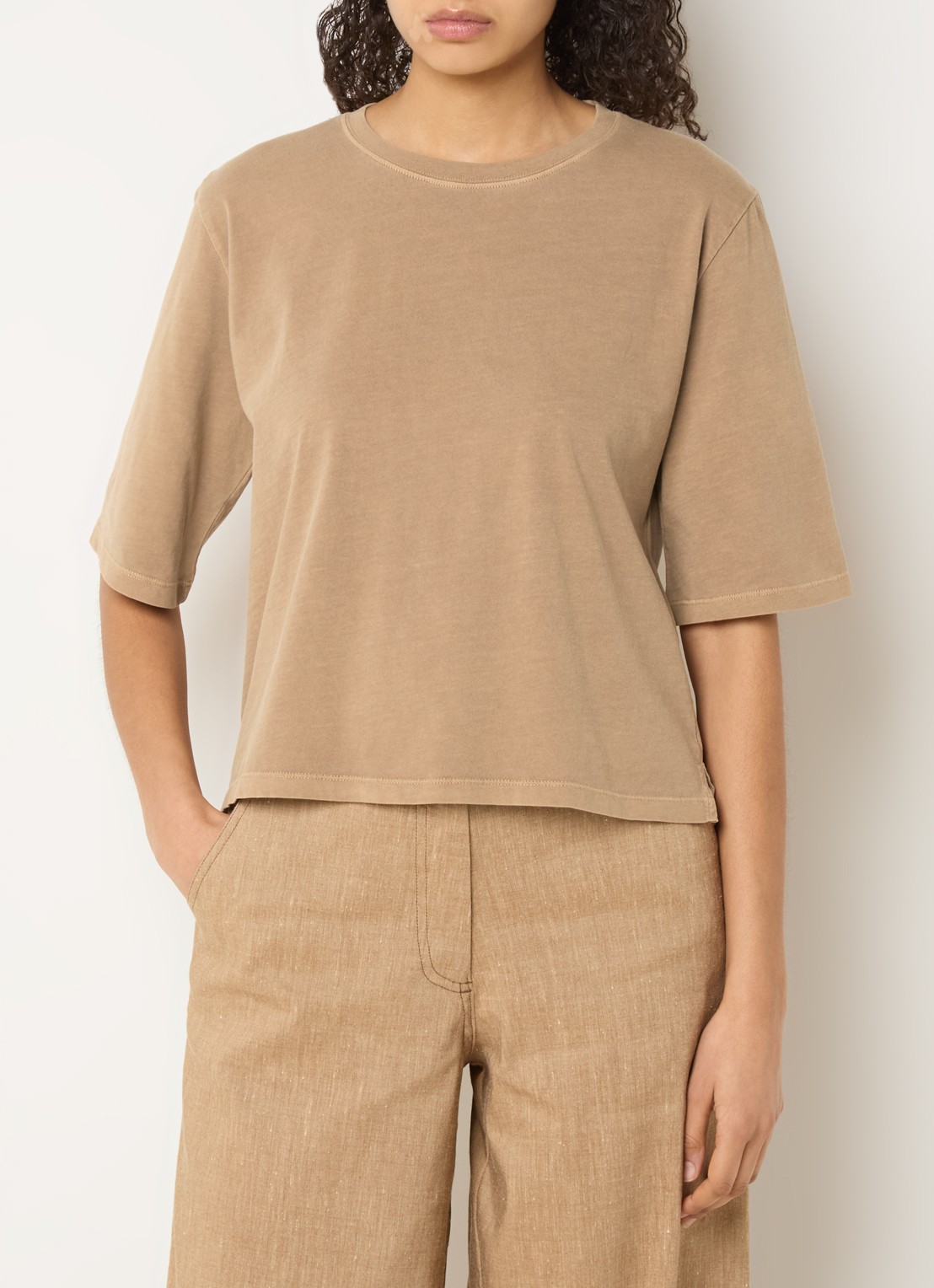 Sessùn Sergio T-shirt met ronde hals - detail camel