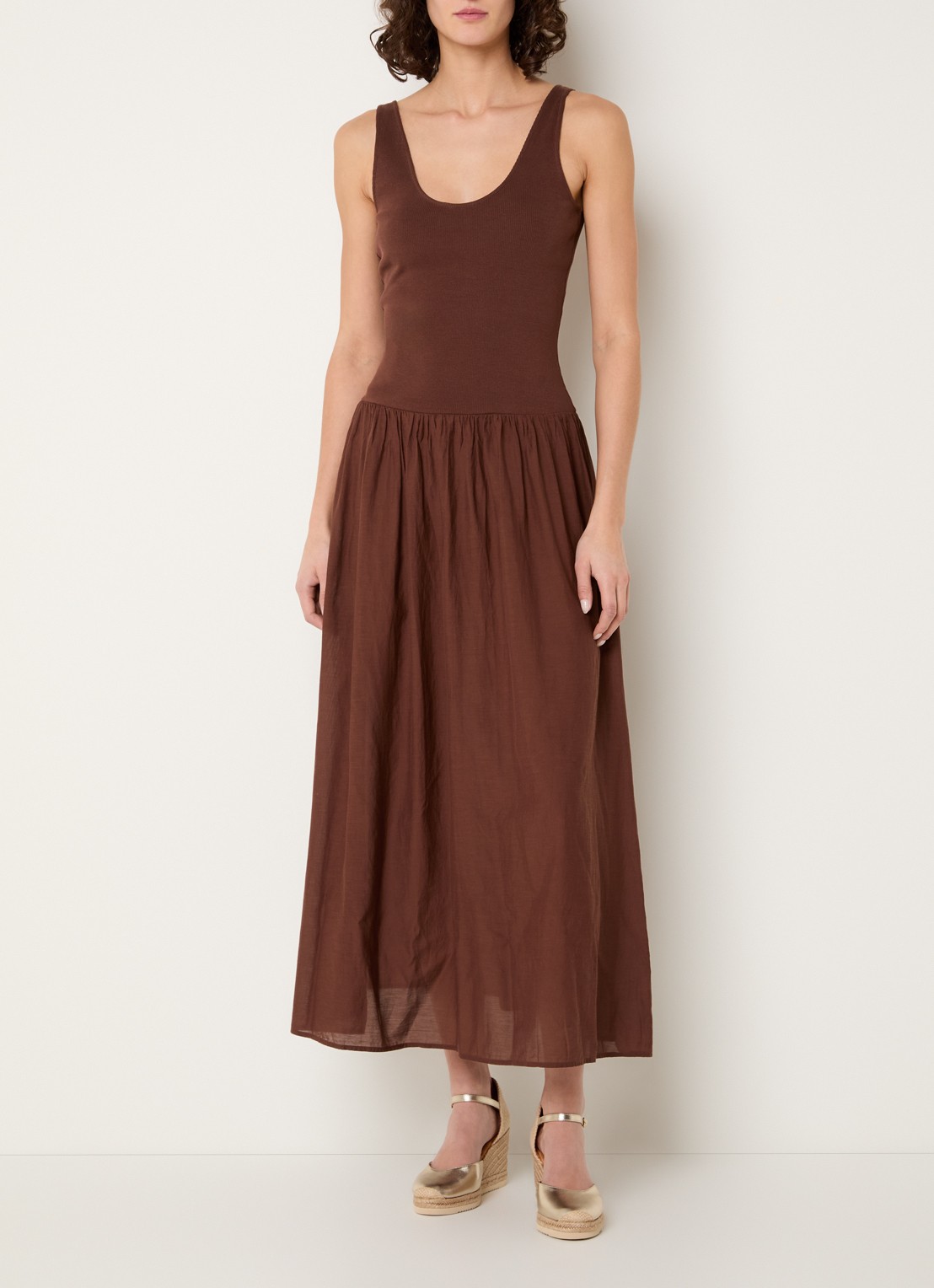 Sessùn Solao midi jurk met V-hals - detail 4 hazelnootbruin