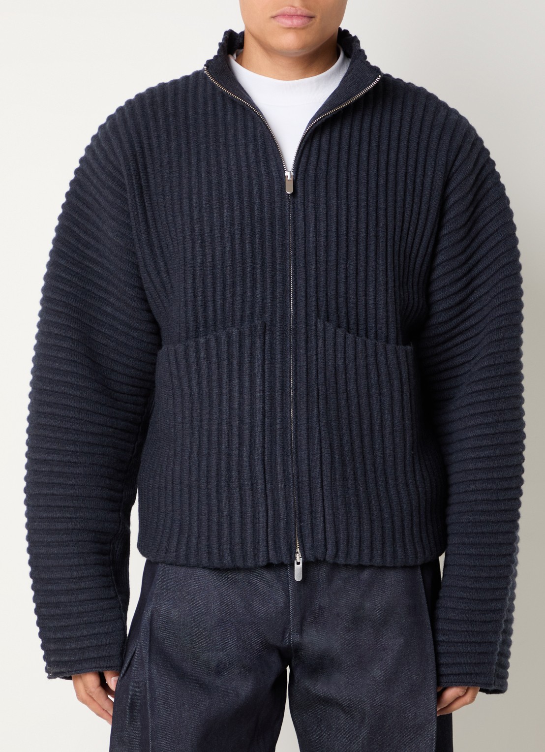 Seventh Globe grofgebreid vest van merino wol - detail 4 donkerblauw