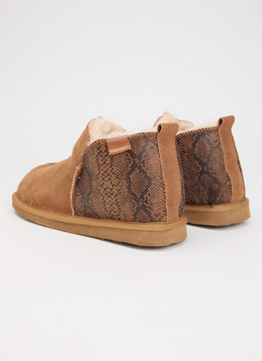 Shepherd Annie pantoffel van schapensuède met slangenprint - achterkant 3 cognac