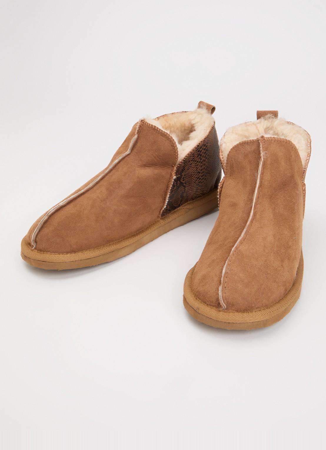 Shepherd Annie pantoffel van schapensuède met slangenprint - detail cognac
