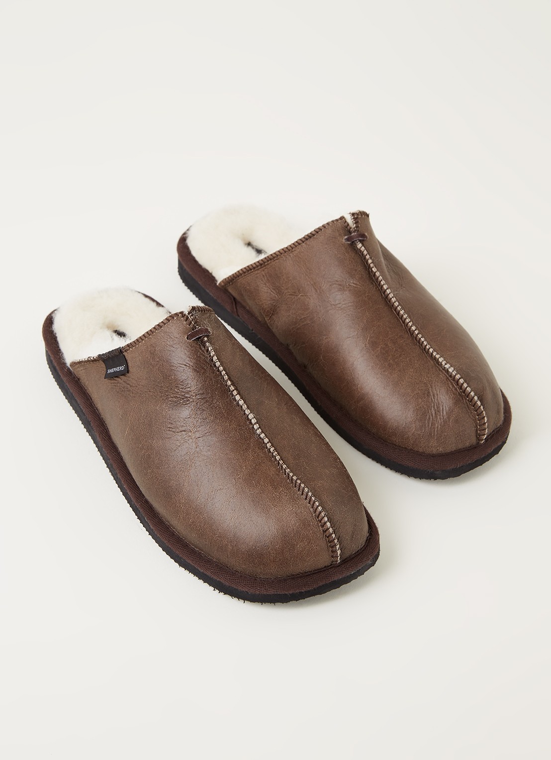 Shepherd Hugo pantoffel van schapenleer - detail bruin