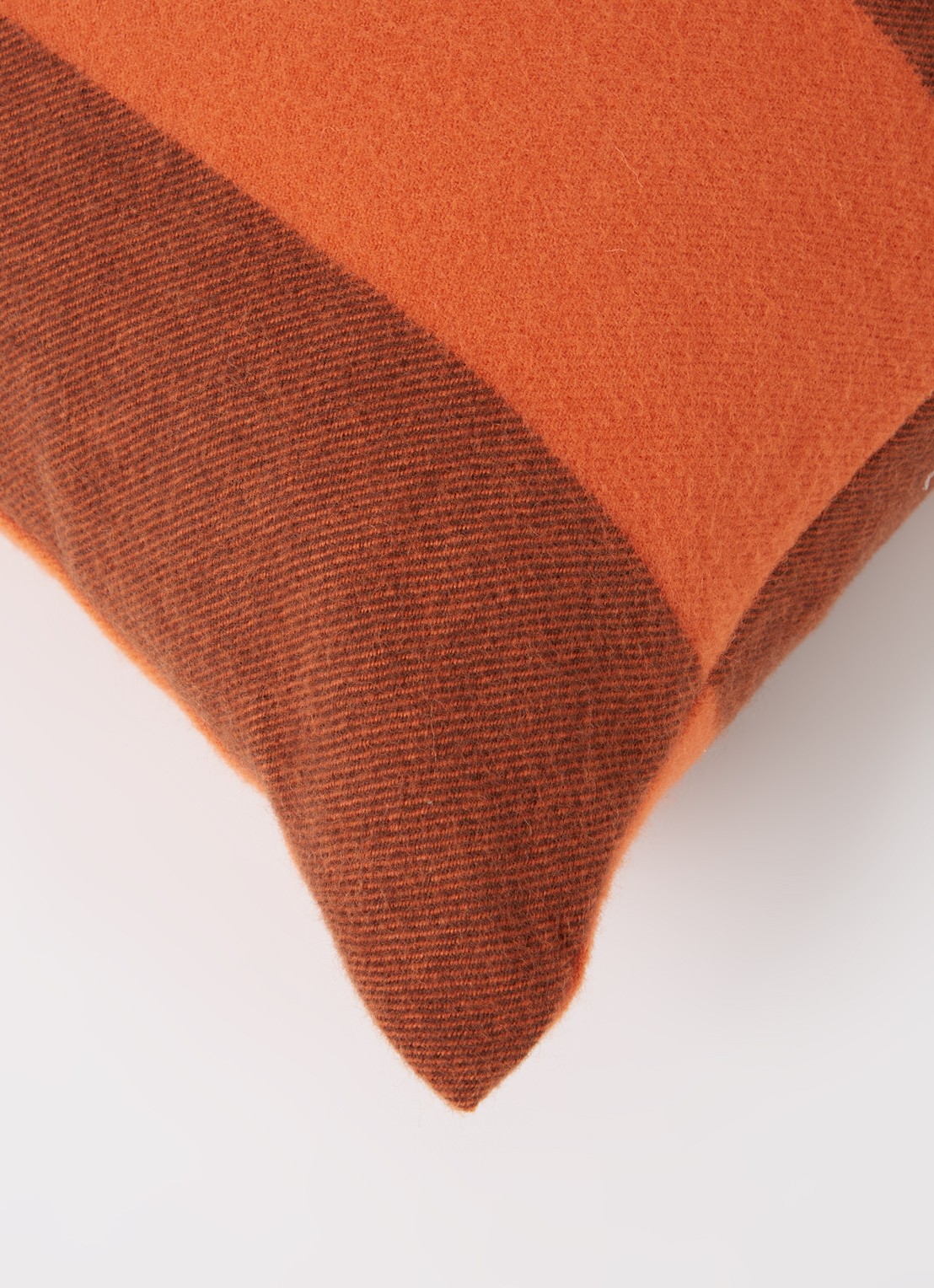 Silkeborg Uldspinderi The Sweater sierkussen 50 x 70 cm - detail 3 oranje