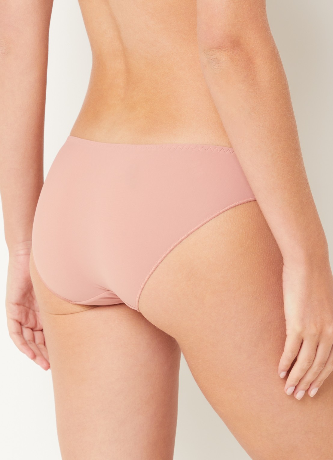 Simone Pérèle Delice tanga met mesh en borduring - achterkant 5 zalmroze