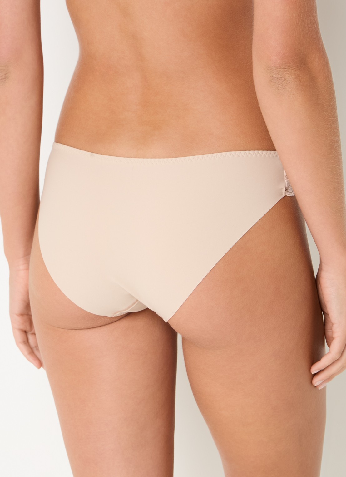 Simone Pérèle Slip met opengewerkt dessin - achterkant 5 beige