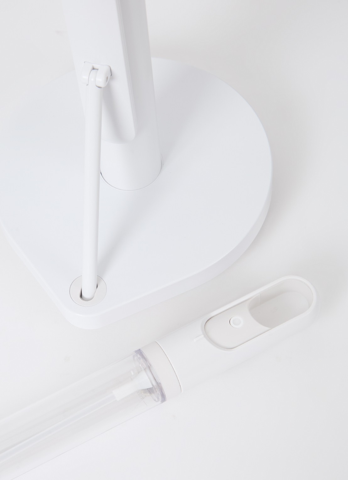 Simplehuman Keukenrolhouder met pomp 38 cm - detail 2 wit