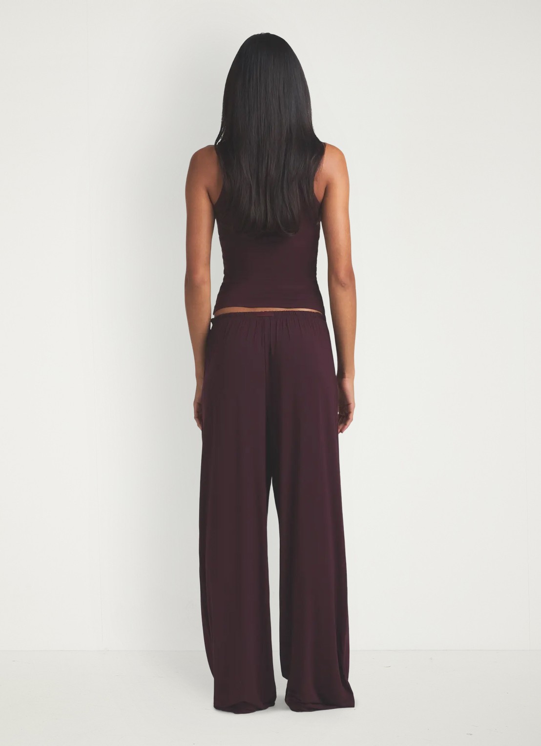 SKIMS Cloud Sleep loungebroek met logo - achterkant 5 bordeauxrood