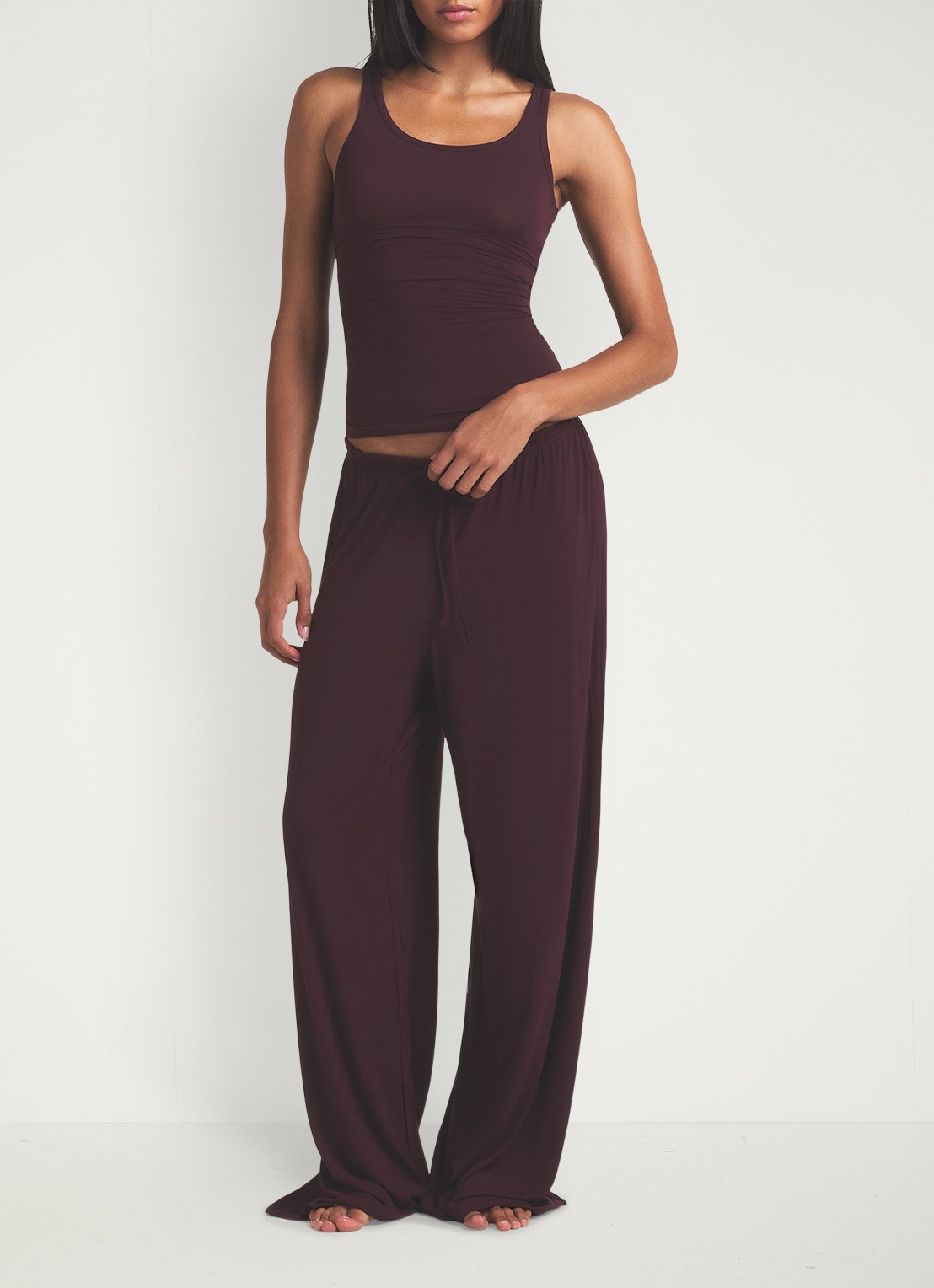 SKIMS Cloud Sleep loungebroek met logo - voorkant 2 bordeauxrood