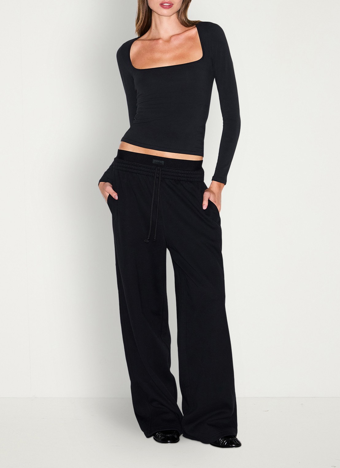 SKIMS Cotton Fleece high waist wide fit joggingbroek met logoband - voorkant zwart