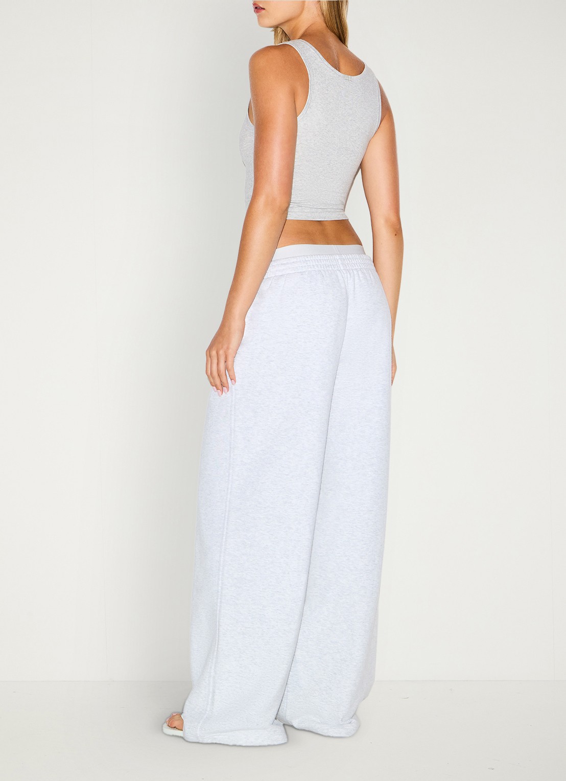 SKIMS Cotton Fleece high waist wide fit joggingbroek met logoband - achterkant 2 lichtgrijs