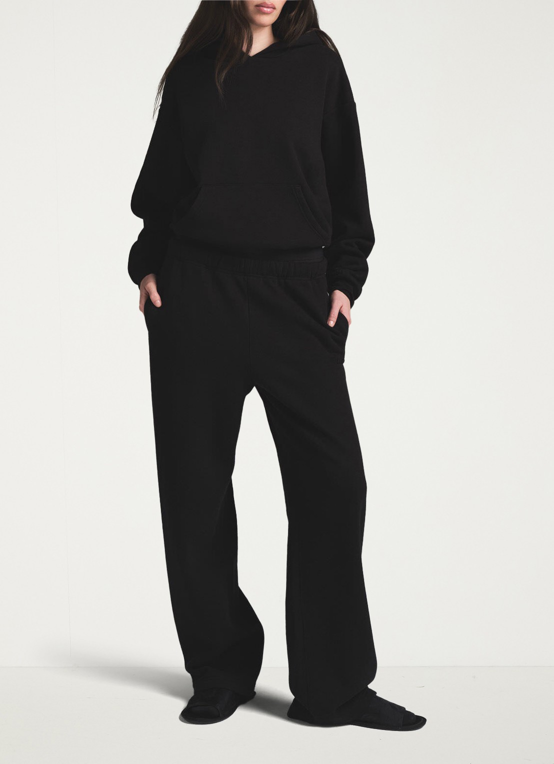 SKIMS Cotton Fleece hoodie met kangoeroezak - voorkant 3 zwart