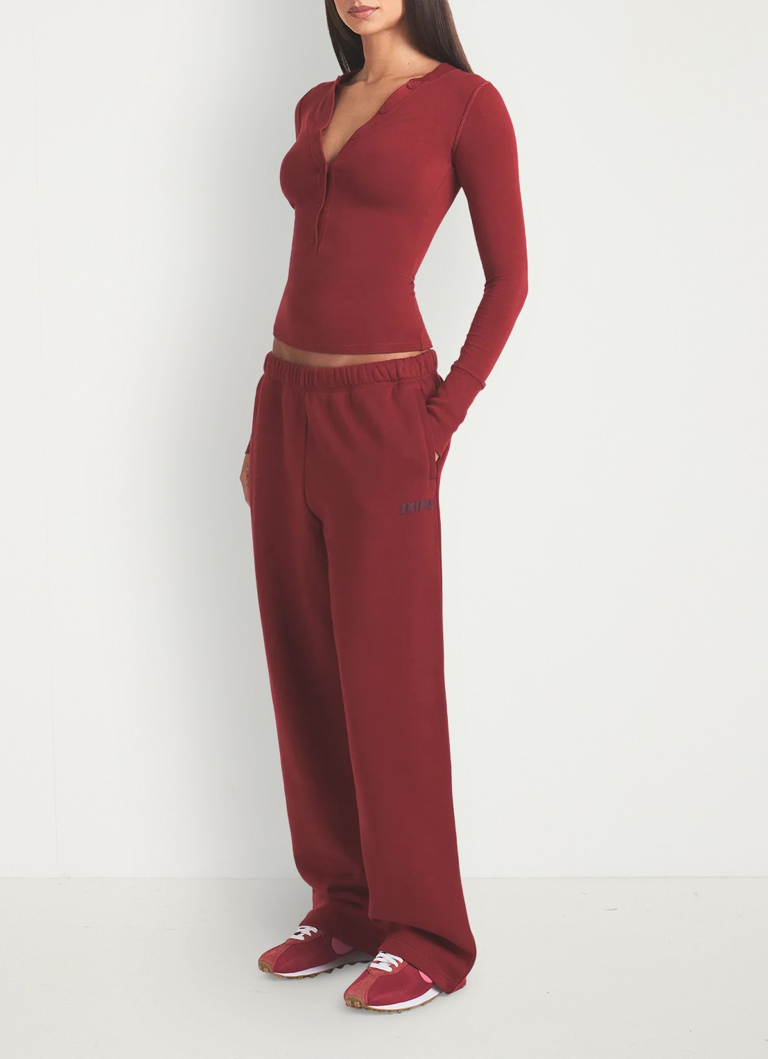 SKIMS Cotton Fleece low waist straight fit joggingbroek met logo - detail 4 bordeauxrood