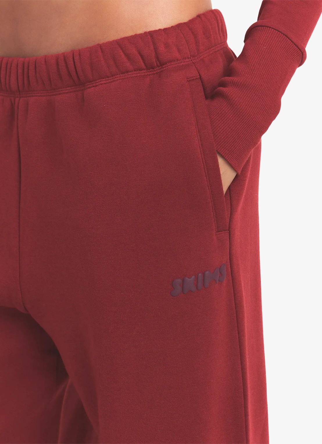SKIMS Cotton Fleece low waist straight fit joggingbroek met logo - detail 5 bordeauxrood
