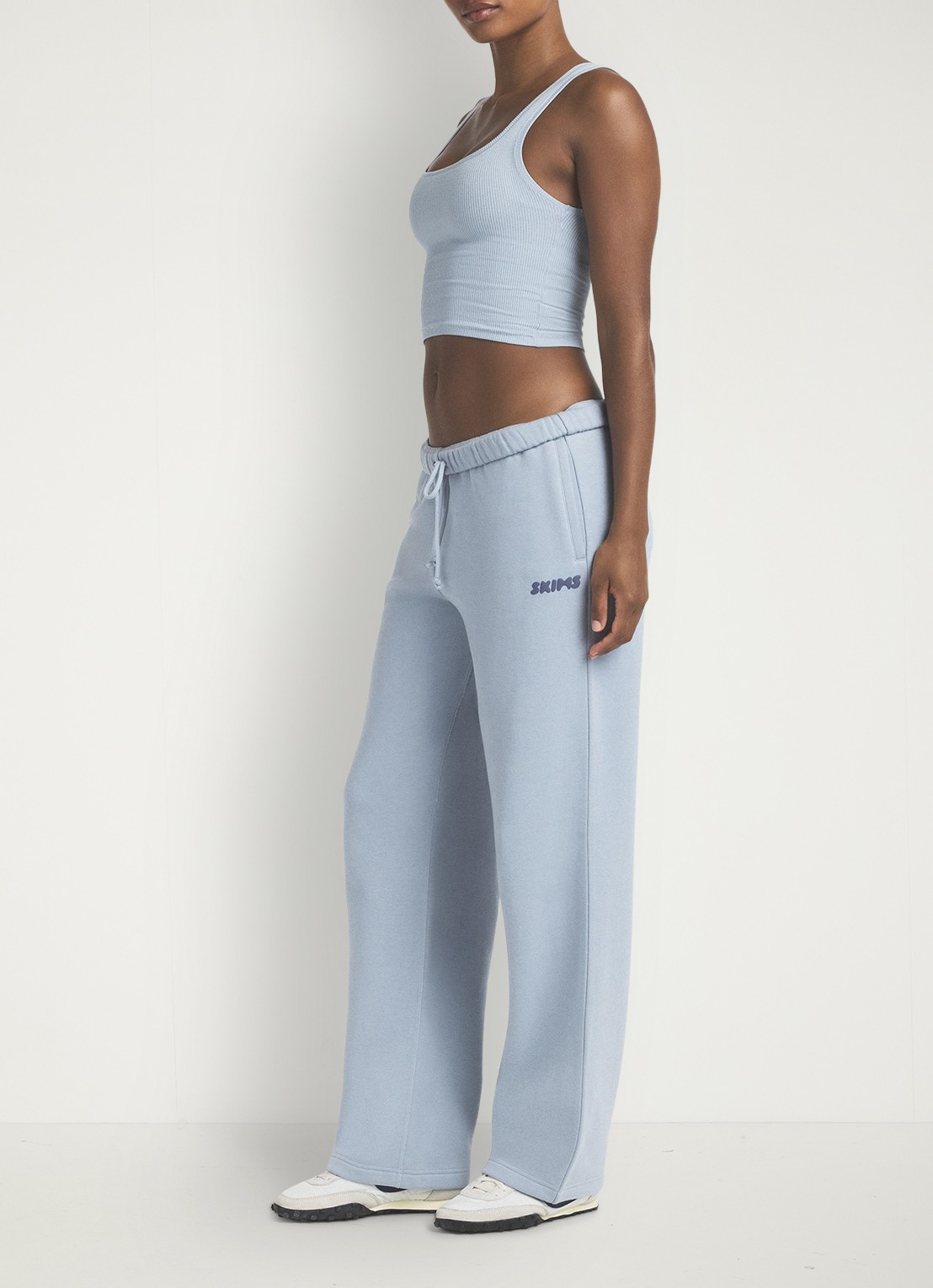 SKIMS Cotton Fleece low waist straight fit joggingbroek met logo - detail 3 lichtblauw