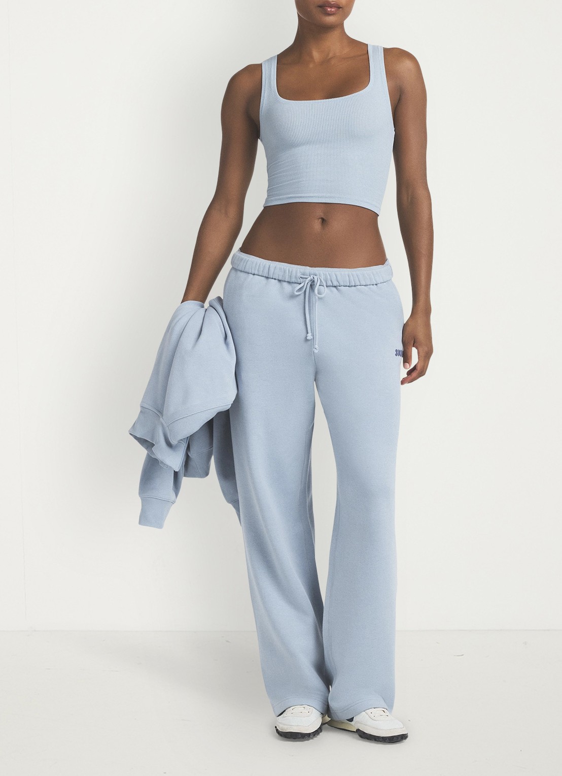 SKIMS Cotton Fleece low waist straight fit joggingbroek met logo - voorkant 2 lichtblauw