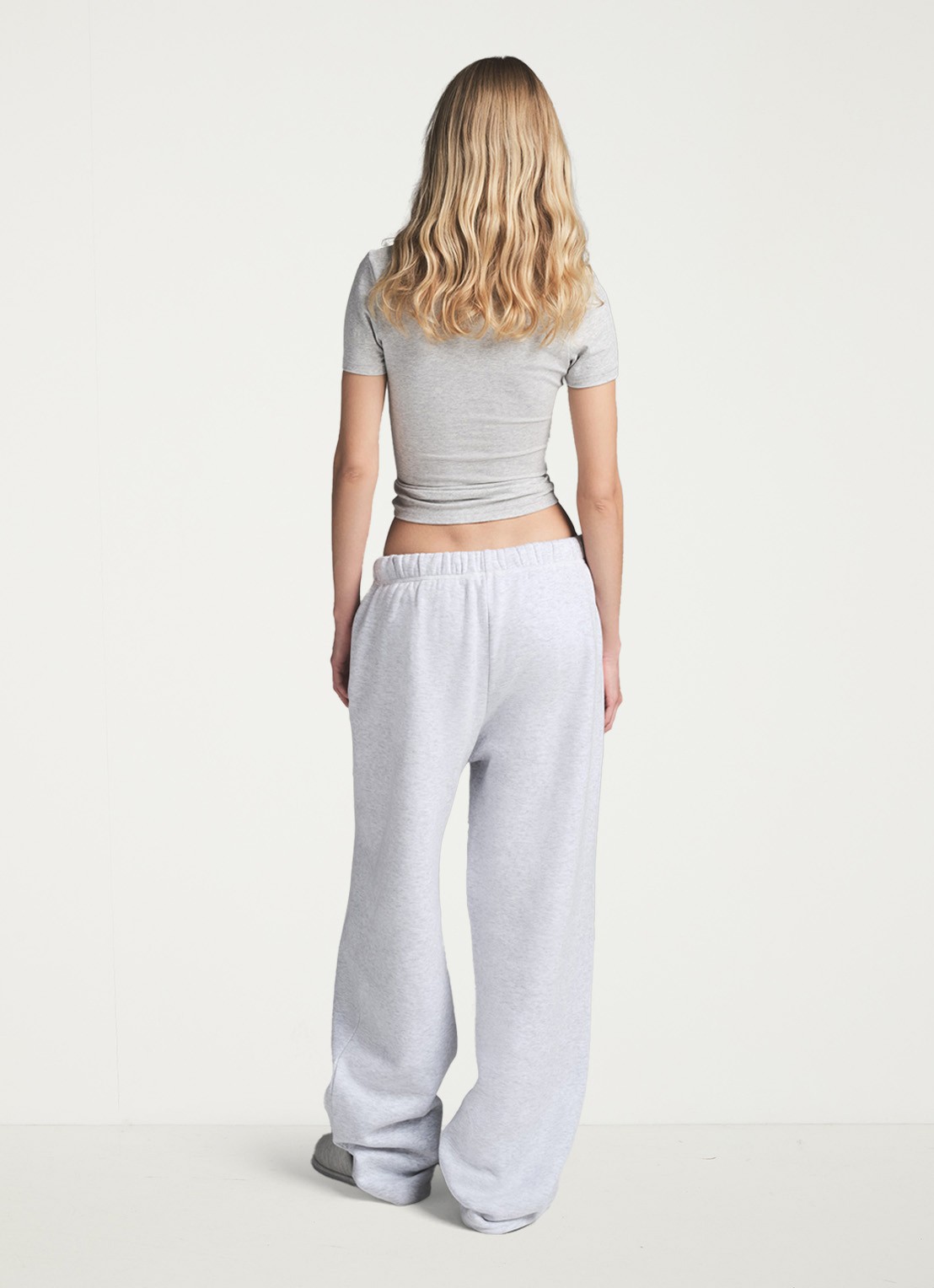 SKIMS Cotton Fleece mid waist straight fit loungebroek met steekzakken - achterkant grijsmele