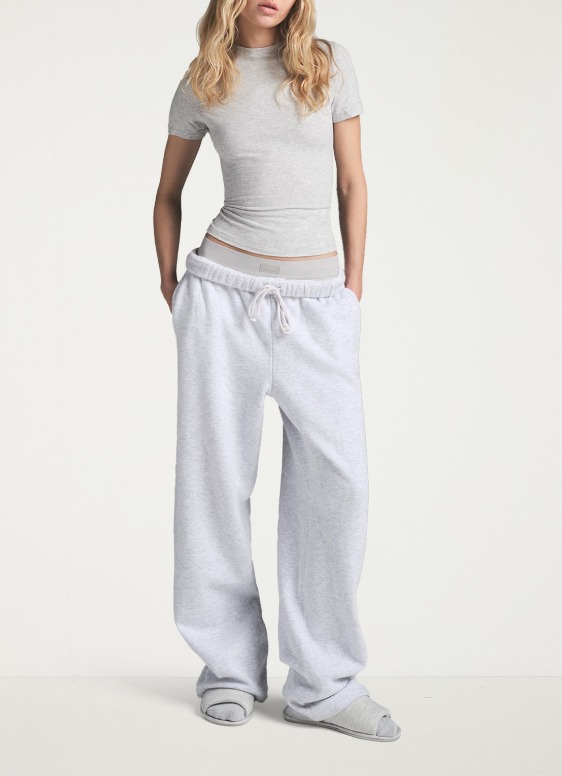 SKIMS Cotton Fleece mid waist straight fit loungebroek met steekzakken - detail 2 grijsmele