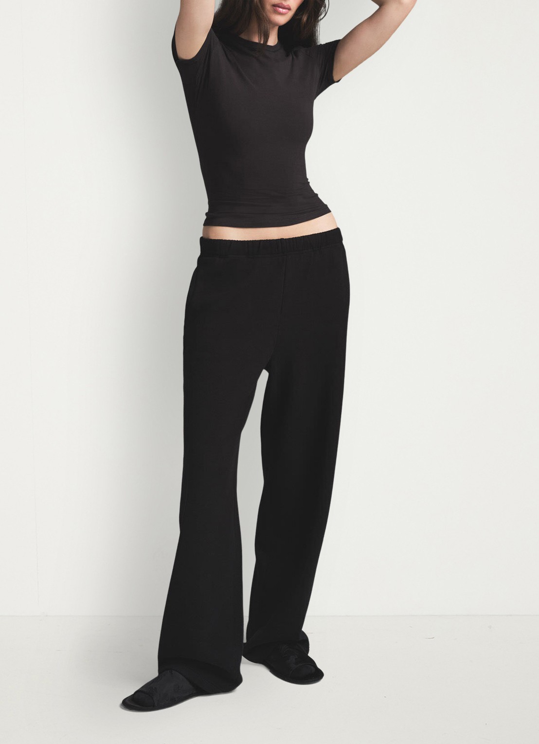 SKIMS Cotton Fleece mid waist straight fit loungebroek met steekzakken - voorkant 2 zwart