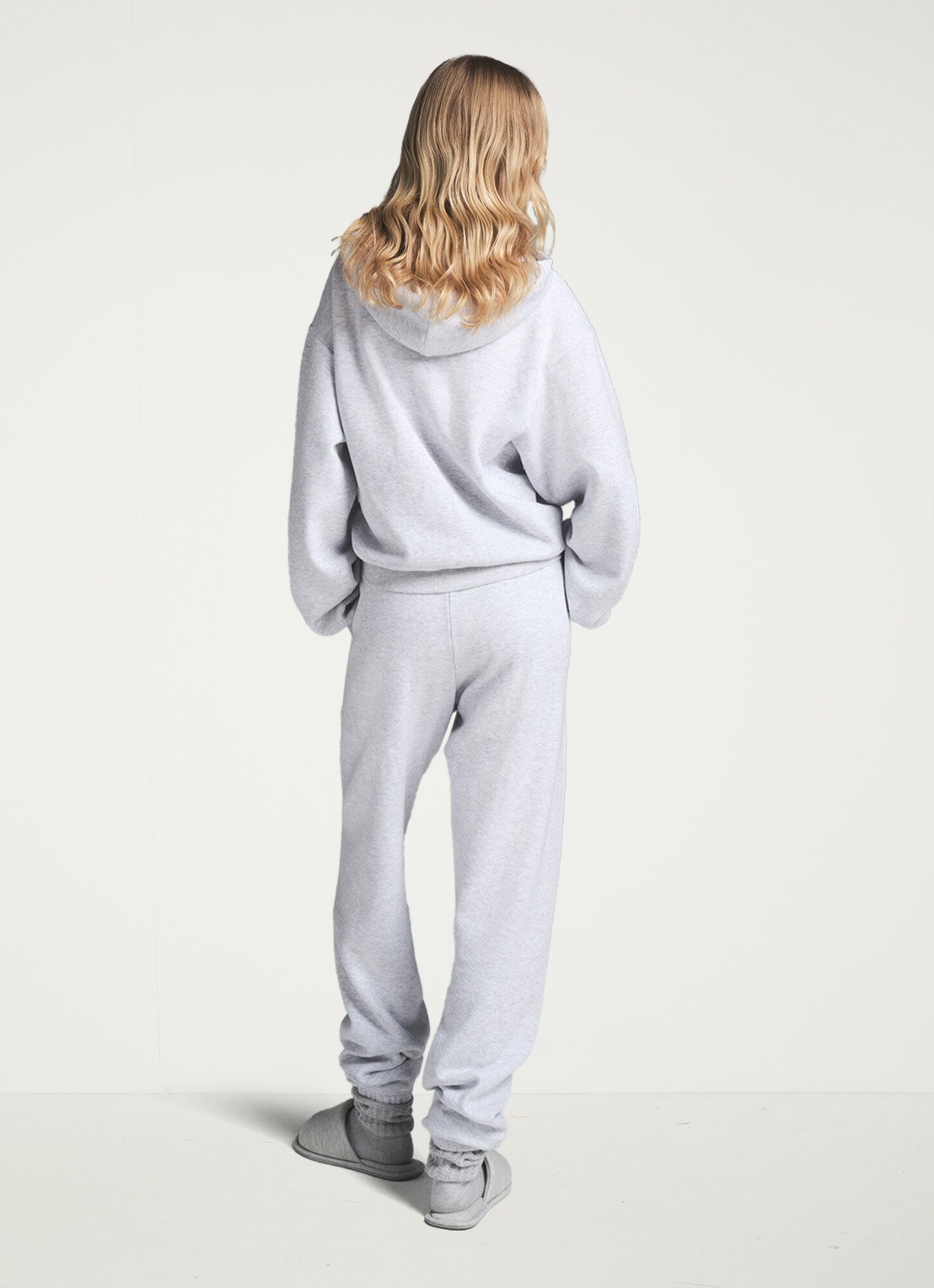 SKIMS Cotton Fleece mid waist tapered fit loungebroek met steekzakken - achterkant grijsmele