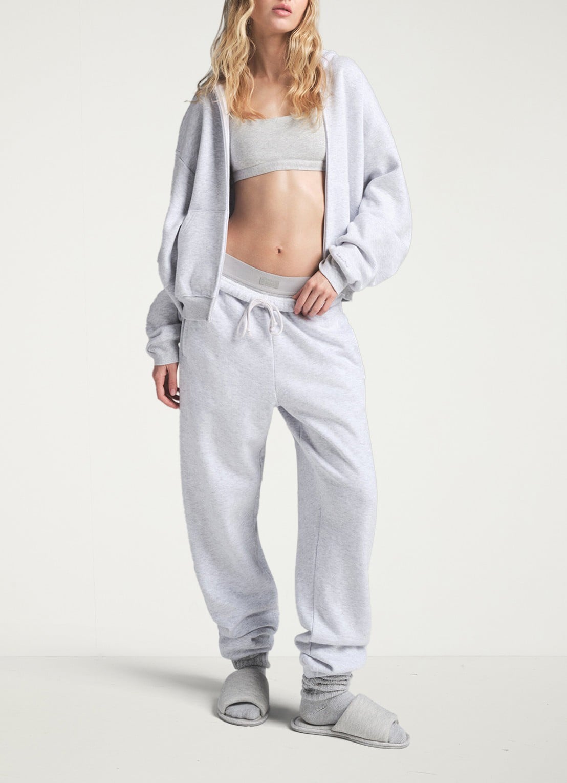 SKIMS Cotton Fleece mid waist tapered fit loungebroek met steekzakken - detail 3 grijsmele